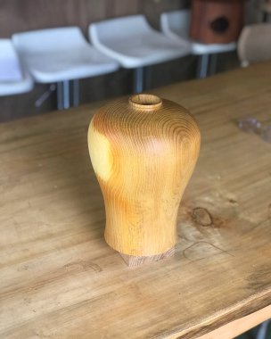 Restorandaki boş tahta masa.