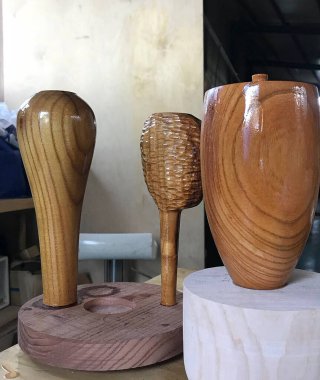 Bir fincan kahveli ahşap masa.