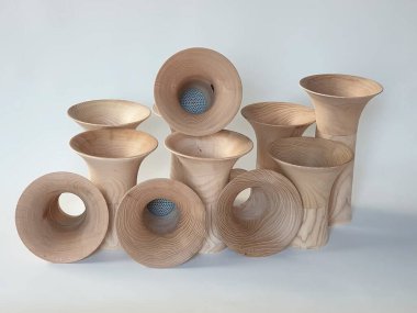 Beyaz arkaplanda boş ahşap kaplar.