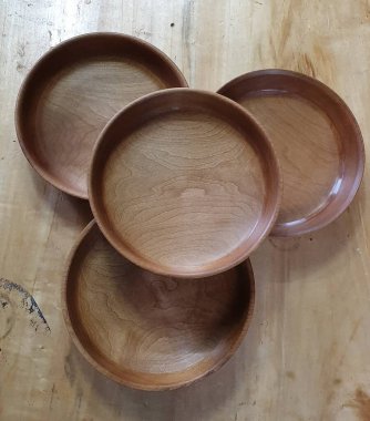 Boş kase ve tahta masa.