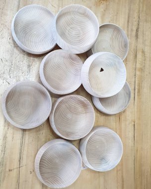 Koyu ahşap bir masada beyaz seramik kase.