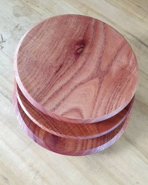 Ahşap zemin üzerinde kırmızı kurdele olan tahta kesme tahtası.