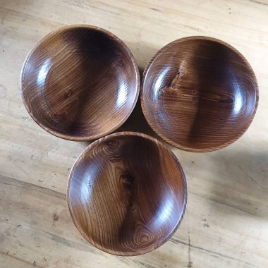 Bir kaşıkla ahşap kase.