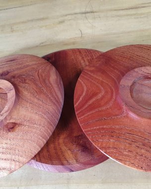 Koyu bir masada tahta kesme tahtası.