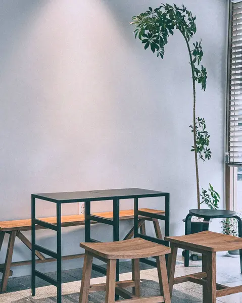 Modern sandalyeli boş masa