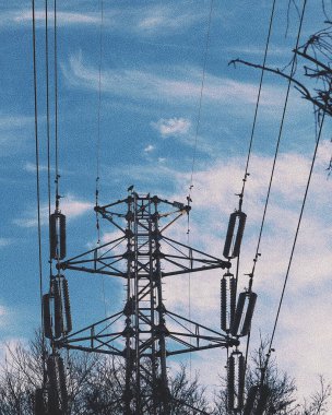 Şehirdeki elektrik pilon