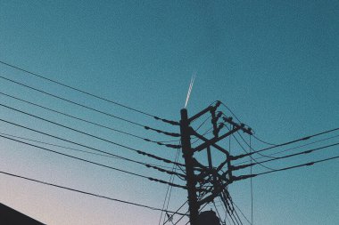 Gökyüzünde yüksek voltajlı elektrik hatları