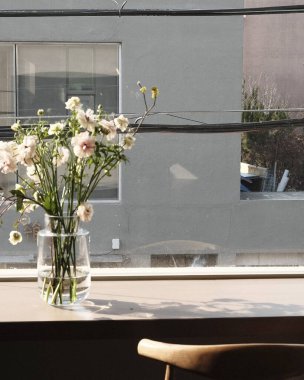 Masadaki güzel çiçekler.