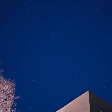 Gece manzaralı güzel bir gökyüzü ve ay.