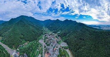 Kafkasya dağlarının havadan görünüşü