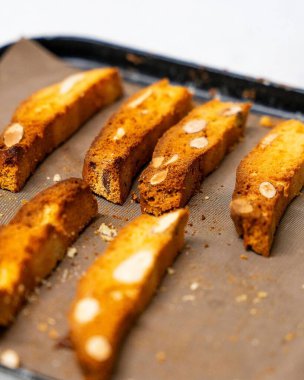 Fırında pişmiş tarçın çubukları.