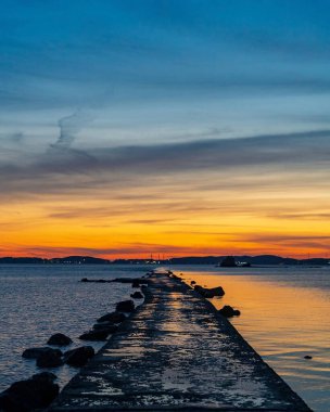 Denizin üzerinde güzel bir gün batımı