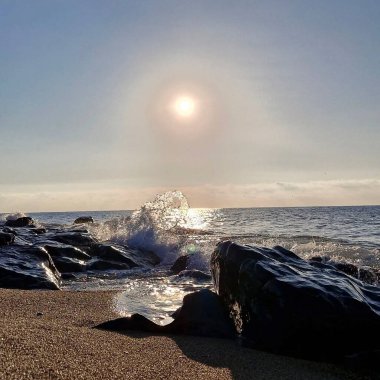 Denizin üzerinde güzel bir gün batımı