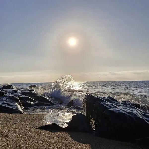 Denizin üzerinde güzel bir gün batımı