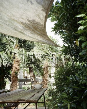 Altında masa olan bir bahçenin dikey görüntüsü.