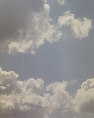 Bulutlu mavi gökyüzü