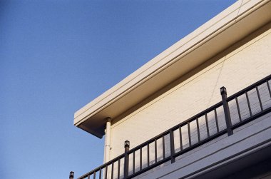 Penceresi olan modern bir bina