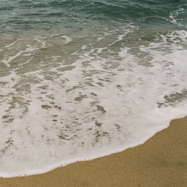 Denizde beyaz köpük ve köpük dalgası