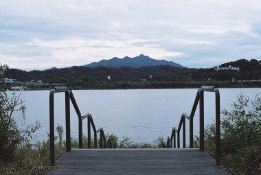 Sabahları nehir olan güzel bir manzara.