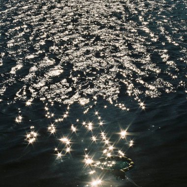 Su yüzeyinin güzel arkaplanı