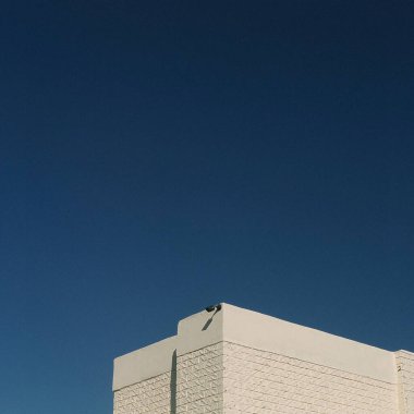 Binanın çatısına.