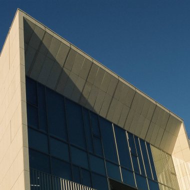 Şehrin modern binası