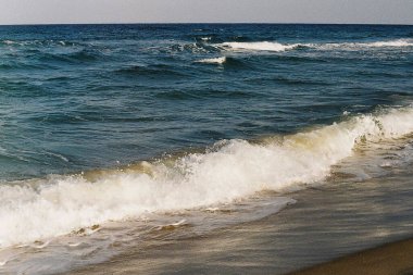 Sahildeki deniz dalgaları