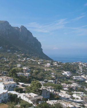 Dağın tepesinden Capri Adası manzarası