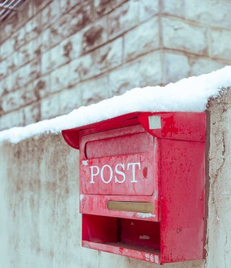 Karda kırmızı posta kutusu