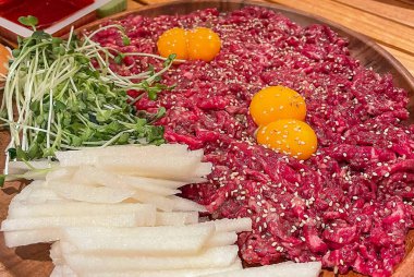 Biftek, turp ve kimchi ile Kore yemeği.