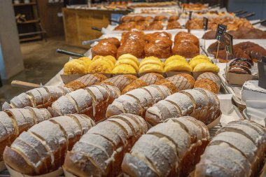 Tahta masada çeşitli taze ekmek ve fırınlar var.
