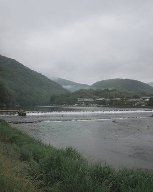 Nehir ve gölü olan güzel bir manzara.