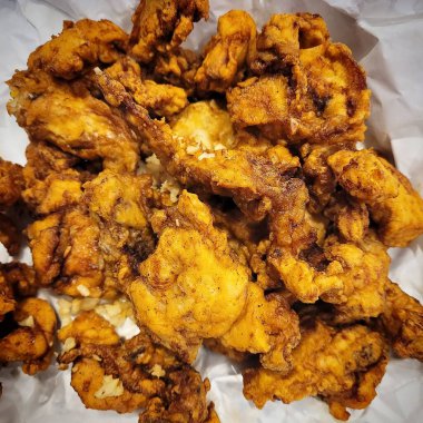 Siyah kasede kızarmış tavuk..