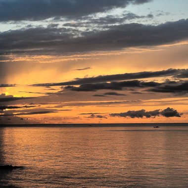 Denizin üzerinde güzel bir gün batımı