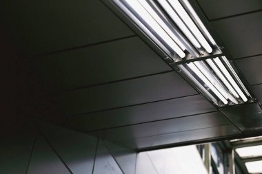 Modern bir binanın içinde.