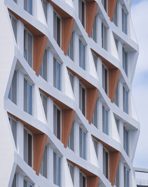 Güneşli bir günde gökyüzü maskesiyle modern apartman binaları.