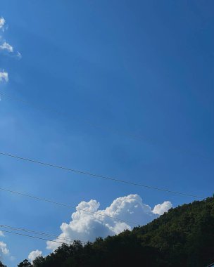 gökyüzü arka plan üzerinde elektrik direkleri