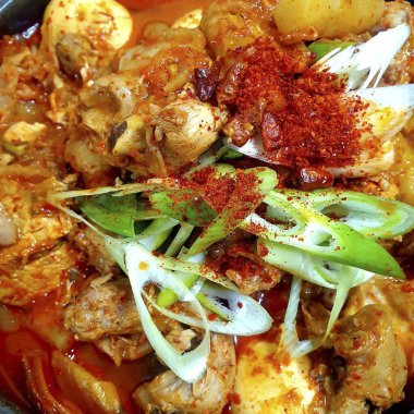 Pirinç ve sebzeli kızarmış tavuk.