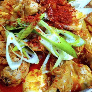 Tayland usulü baharatlı tavuklu erişte.