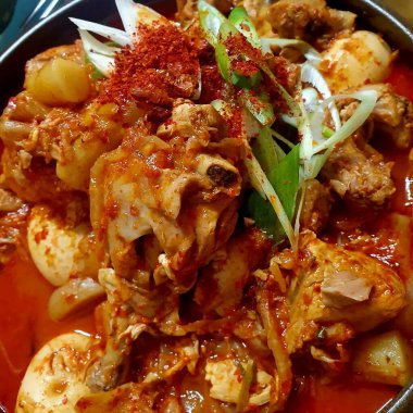 Patates ve sebzeli kızarmış tavuk.