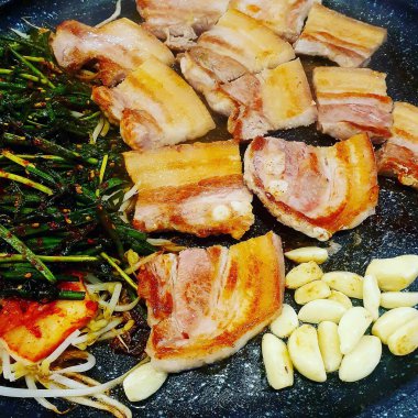 Baharatlı domuz kaburgaları, sebzeler ve otlar, yemek,,