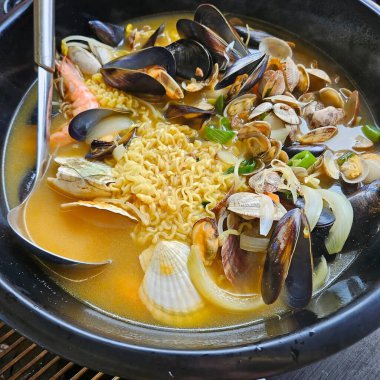 Deniz ürünleri çorbası ve midye.