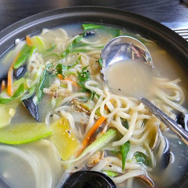 Deniz mahsullü erişte, sıcak su ve sebze.