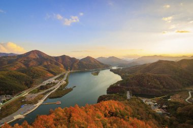 Japonya 'daki Kawaguchiko Gölü' nün güzel manzarası.