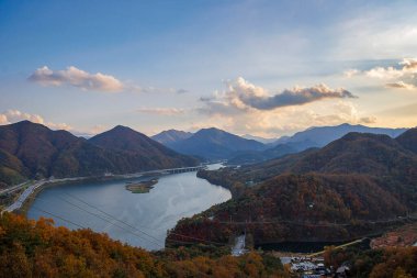Dağlardaki gölün güzel manzarası