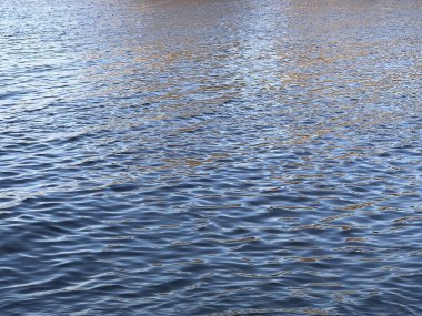 Dalgalar ve dalgalarla su yüzeyi