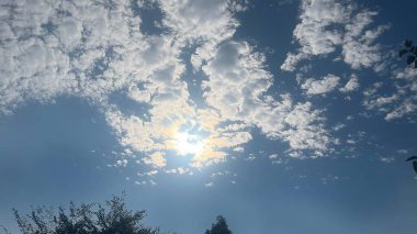 Bulutlu ve güneşli güzel gökyüzü