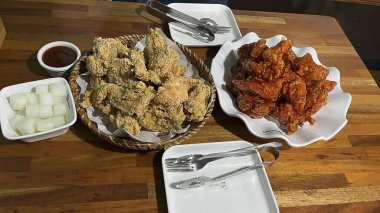 Soslu kızarmış tavuk ve salata.