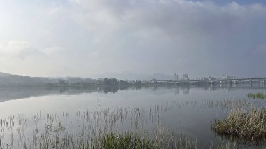 Gölü ve nehri olan güzel bir manzara.