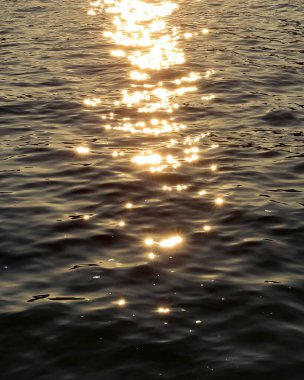 Denizde yansıması olan su yüzeyi. gün batımı arkaplanı.